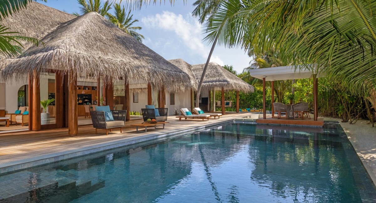 anantara-kihavah-maldives-villas-akih-exterior-view-2bedroom-beach-pool-residence-pool-deck-1920x1037px