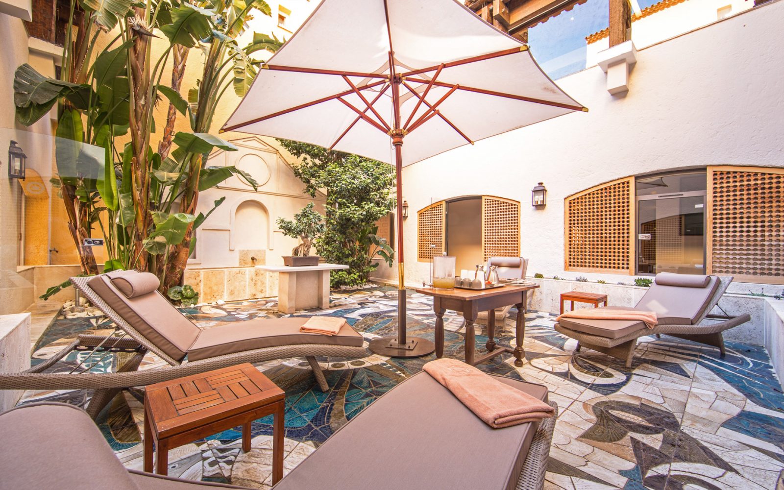 byblos-saint-tropez-Spa-Hotel-Byblos-by-Sisley-patio-1600x1000