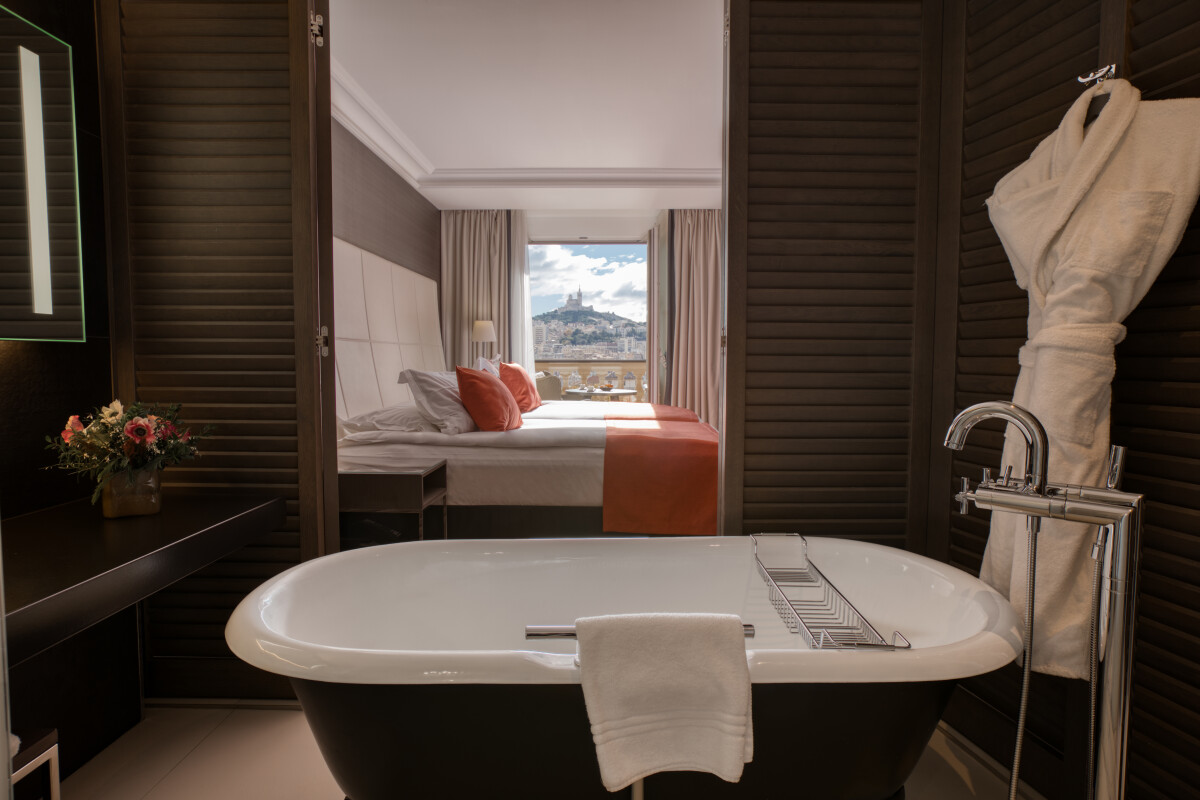 intercontinental-marseille-hotel-dieu-chambre-classic-terrasse-twin-sdb-4-cessencestudio