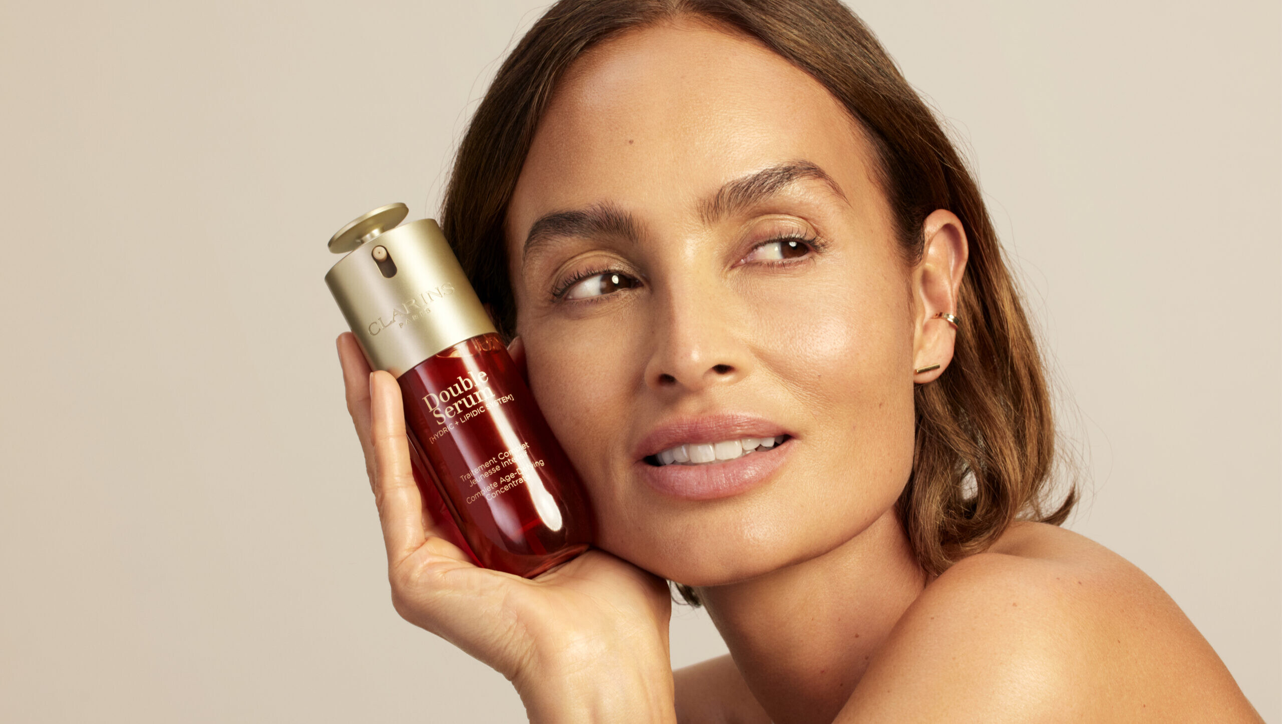 news-main-le-double-serum-de-clarins-designe-icone-de-lannee-lors-des-wwd-beauty-inc-awards-2024.1736758317.jpg