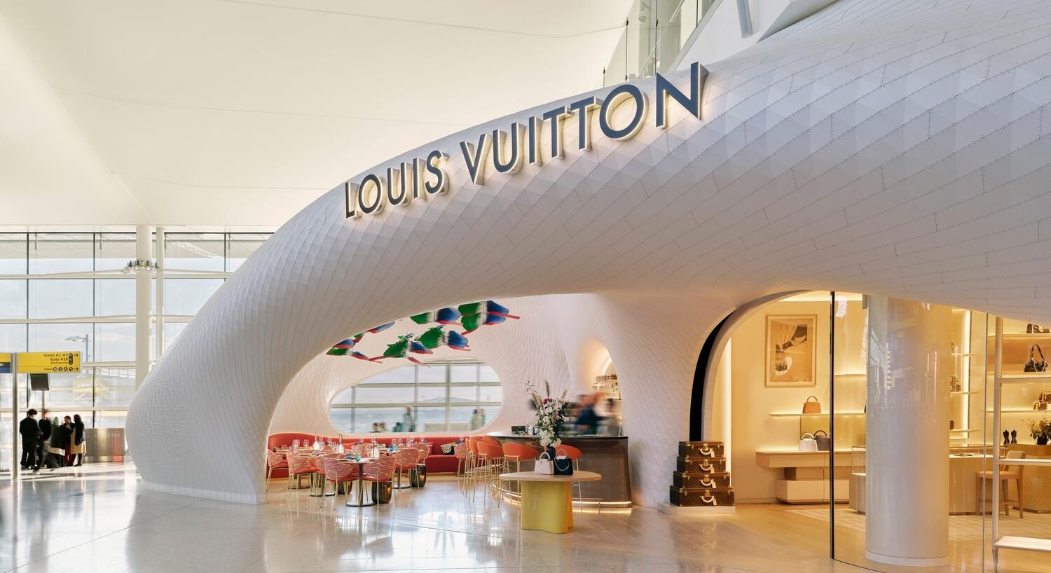 news-main-louis-vuitton-renforce-sa-reputation-de-maison-de-voyage-et-de-culture-avec-louverture-dun-nouvel-espace-au-terminal-2-de-laeroport-dheathrow-a-londres.1730306647.jpg