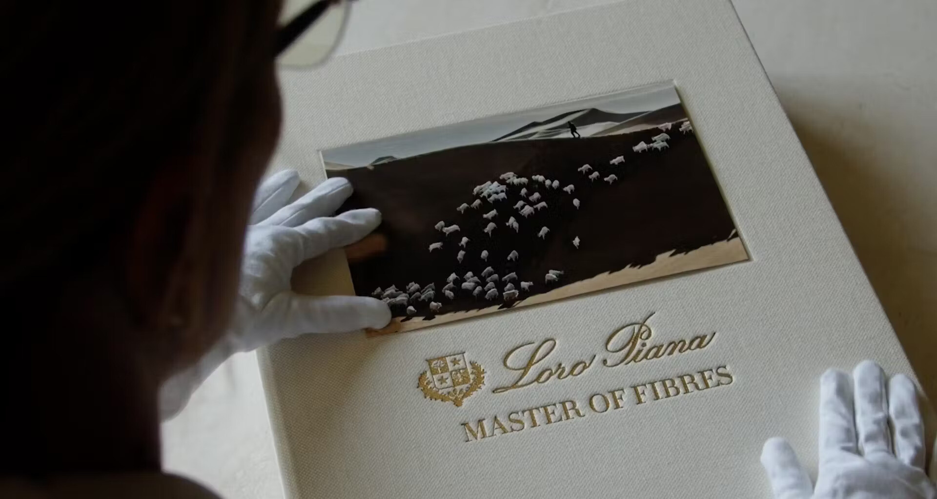 news-main-pour-son-centenaire-loro-piana-presente-master-of-fibres-un-ouvrage-signe-par-nicholas-foulkes-et-edite-par-assouline.1733154441.jpeg